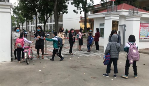 Trường tiểu học Kiêu Kỵ tổ chức đo thân nhiệt cho học sinh trong buổi học đầu tiên sau Kì Nghỉ Tết nguyên đán và Nghỉ phòng chống Dịch Covid- 19